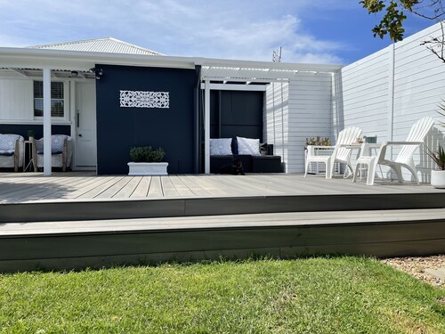Charming Pet friendly Beach Cottage - 100m to beach and lake