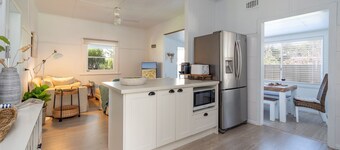 Charming Pet friendly Beach Cottage - 100m to beach and lake