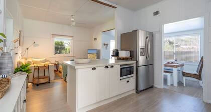 Charming Pet friendly Beach Cottage - 100m to beach and lake