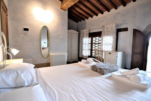 3 habitaciones, tabla de planchar con plancha y cuna de viaje