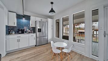 Frigorífic, microones, forn i placa de cuina