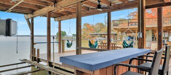 No Wake Zone: Lake Livingston Water Front Retreat