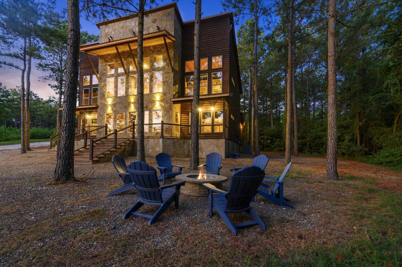 Still Waters · Luxurious Private Cabin with Hot Tub & Pool Table | 4 King Suites