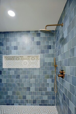 Dusche, Haartrockner, Handtücher, Toilettenpapier