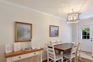 Dining - Gritz Carlton A: 2  BR, 1  BA Duplex in Jekyll Island, Sleeps 6 (Jekyll Island)