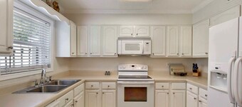 Gritz Carlton A: 2 BR, 1 BA Duplex in Jekyll Island, Sleeps 6