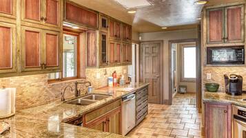 雪櫃、微波爐、焗爐、爐具