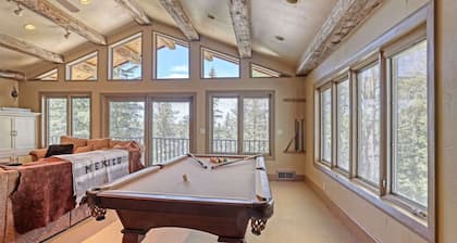 Charming 3-bedroom chalet right off the ski slopes!