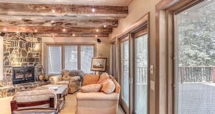 Charming 3-bedroom chalet right off the ski slopes!