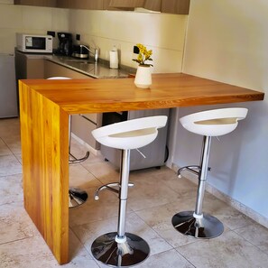 Comfort appartement, 1 slaapkamer | Privékeuken | Een minikoelkast, een microgolfoven, een kookplaat