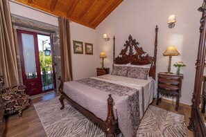 4 bedrooms, iron/ironing board, travel crib, free WiFi