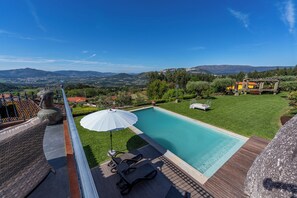 Utendørsbasseng og et oppvarmet basseng