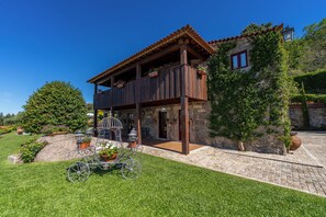 Exterior - Magnolia Sublime Villas | 4 bedroom villa with large gardens and heated pool (Viana do Castelo)