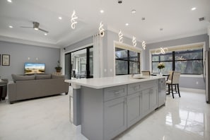 Interior - Casa Campagnola Naples heated pool h.tub outdoor kitchen 2 bikes (Naples)