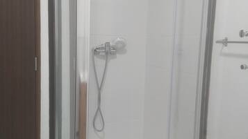 Dusj, håndklær, såpe og sjampo