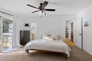 Desk, travel cot, WiFi, bed sheets