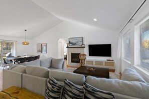 TV, fireplace