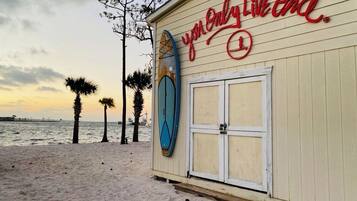 Una spiaggia nelle vicinanze