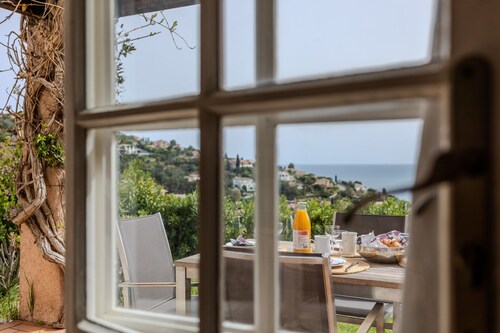 Maison de vacances confortable , dans les collines d'Agay , vue sur la mer.