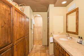 Regadera, amenidades de baño ecológicas, secadora de cabello, toallas 