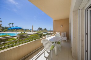 Outdoor dining - Quinta da Barracuda Luminous Beach Apartment with Pool View (Albufeira)