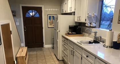 Charming Vashon Island Cottage - Just 3 minutes from the ferry.