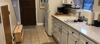 Charming Vashon Island Cottage - Just 3 minutes from the ferry.