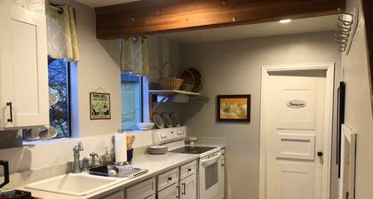 Charming Vashon Island Cottage - Just 3 minutes from the ferry.