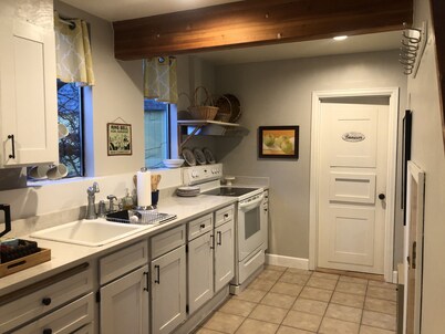Charming Vashon Island Cottage - Just 3 minutes from the ferry.