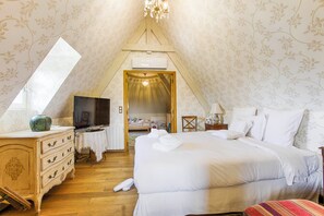 6 slaapkamers, een strijkplank/strijkijzer, reisbedje, gratis wifi