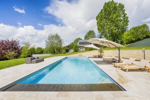 Una piscina al aire libre, una piscina climatizada