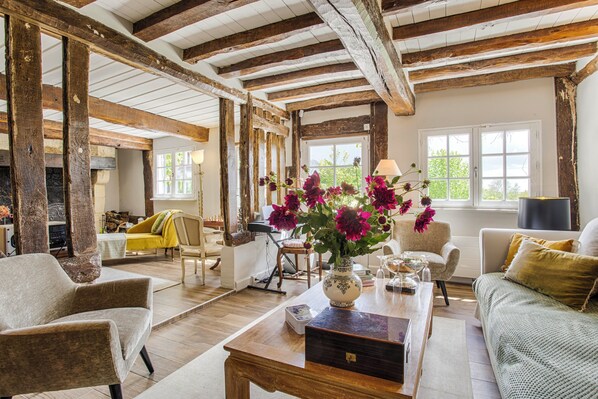 TV, fireplace, table tennis, books - La Mamana - Deauville charming house, 5mn from Deauville center- Swimming pool-Tennis (Bonneville-sur-Touques)