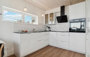 Køleskab, kogeplade, opvaskemaskine, kaffe-/temaskine