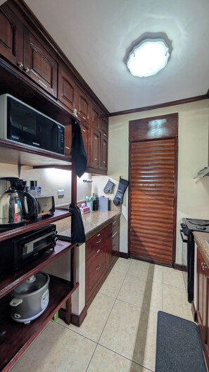 ثلاجة، ميكروويف، فرن، موقد طهي مسطح