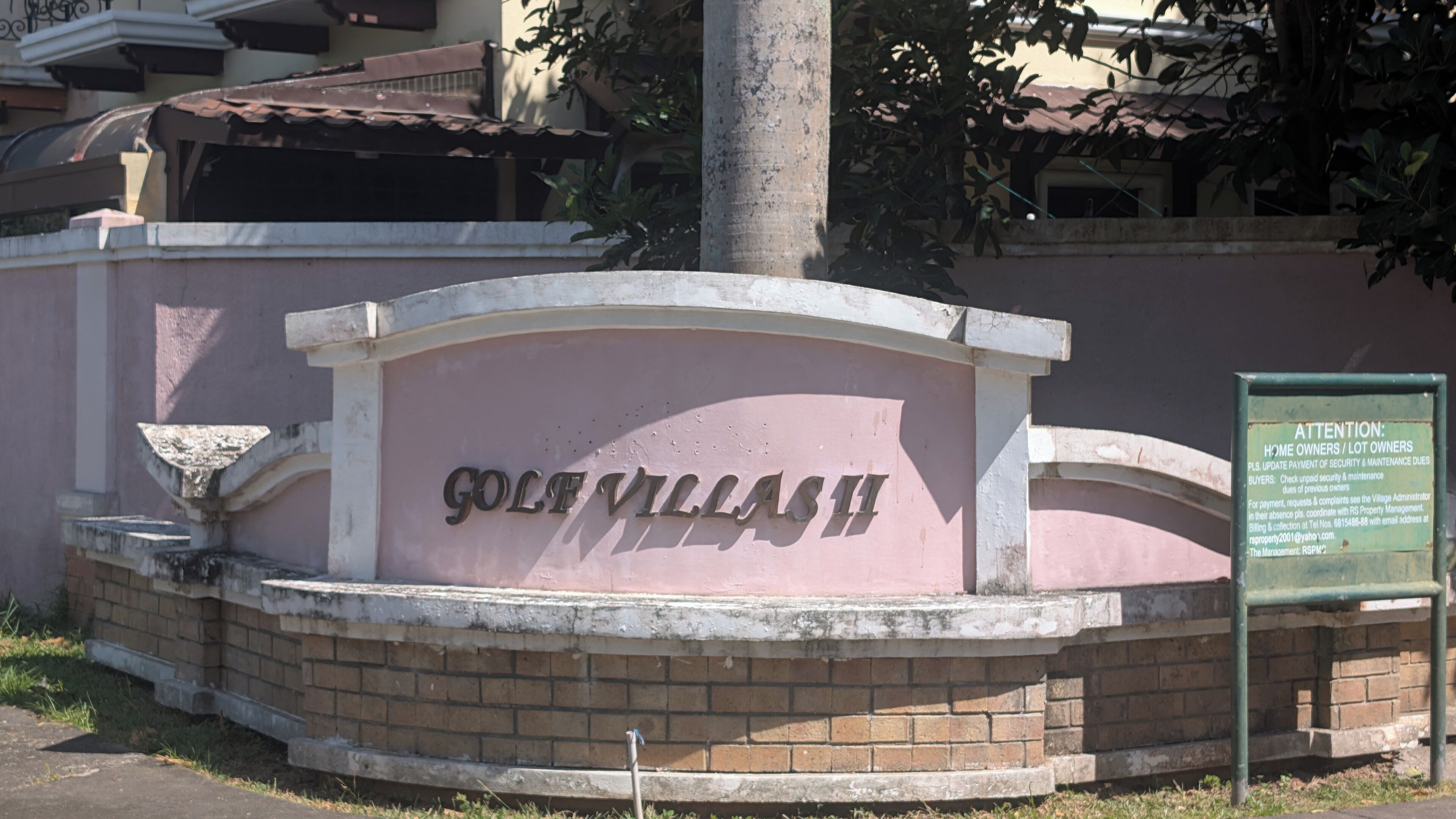 A sign with the text 'GOLF VILLAS' indicating a golf resort.