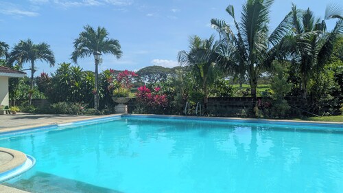 Entire House in Safe & Peaceful, Gated, Golf Community with 2 Swimming Pools.