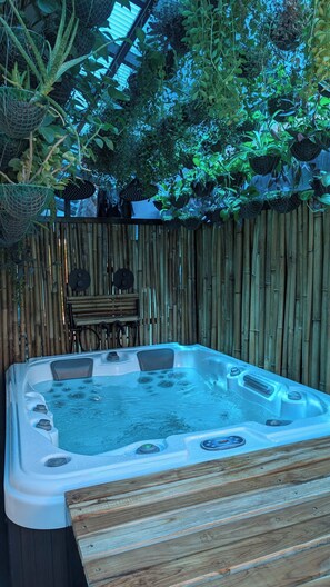 Outdoor spa tub