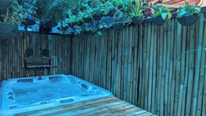 Bañera de hidromasaje al aire libre