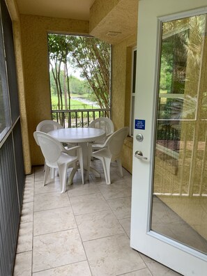 Outdoor dining - Mystical Orlando Theme Park Resort (Orlando)