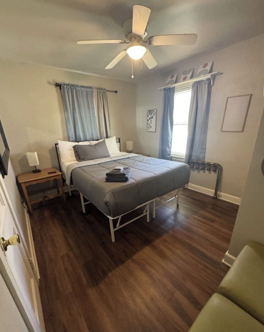 3 bedrooms, desk, iron/ironing board, travel crib