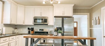 The Callaway Cottage- HOME AWAY FROM HOME!