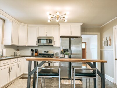 The Callaway Cottage- HOME AWAY FROM HOME!