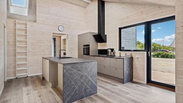 Kühlschrank, Geschirrspüler, Wasserkocher mit Kaffee-/Teezubehör