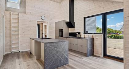 Nice home in Tarm with WiFi