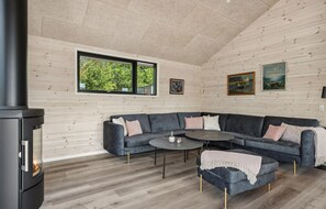 Una televisión, una chimenea