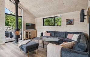 TV, fireplace - Nice home in Tarm with WiFi (Tarm)