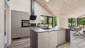 Kühlschrank, Geschirrspüler, Wasserkocher mit Kaffee-/Teezubehör