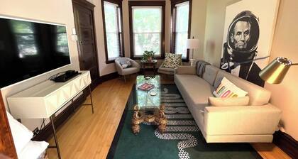 Irving Park/Avondale Updated Vintage Top Unit in 2-Flat