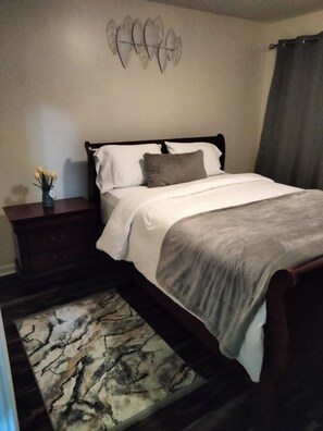 4 slaapkamers, een bureau, een strijkplank/strijkijzer, gratis wifi