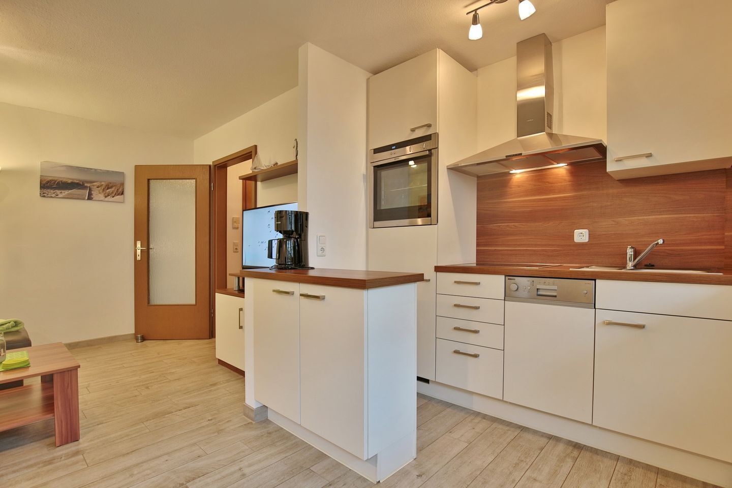 Kylskåp, mikrovågsugn, spishäll och diskmaskin